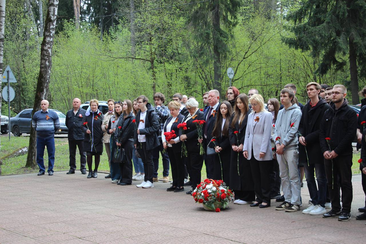 Students and teachers of the Moscow branch of St. Petersburg State Unitary Enterprise laid flowers at the military burial and monument to the Defenders of Moscow 1941